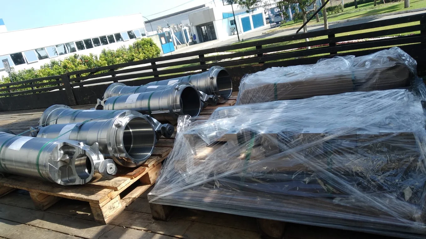 Peças e equipamentos industriais protegidos e organizados para transporte