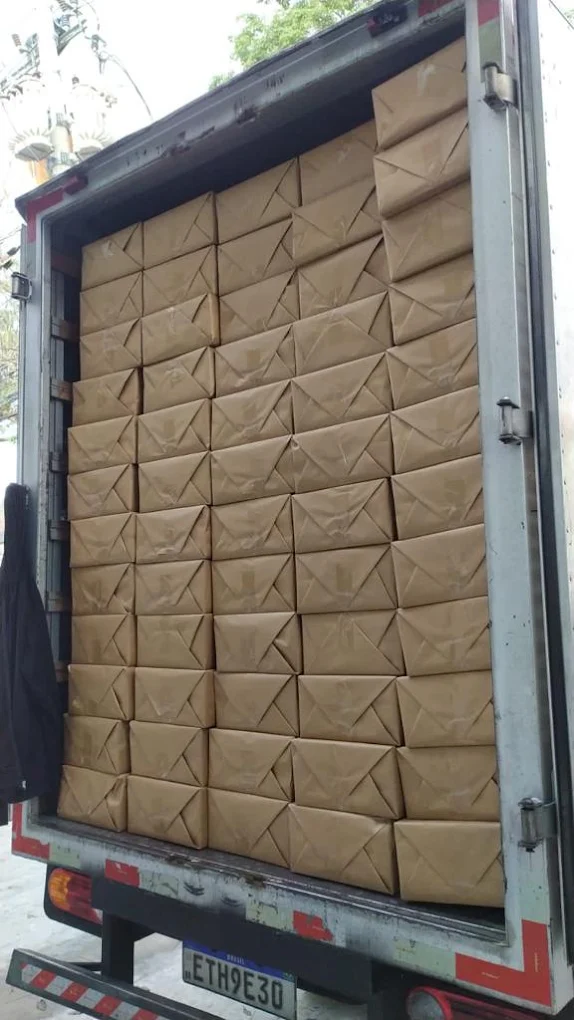 Caixas embaladas e organizadas no caminhão para entrega