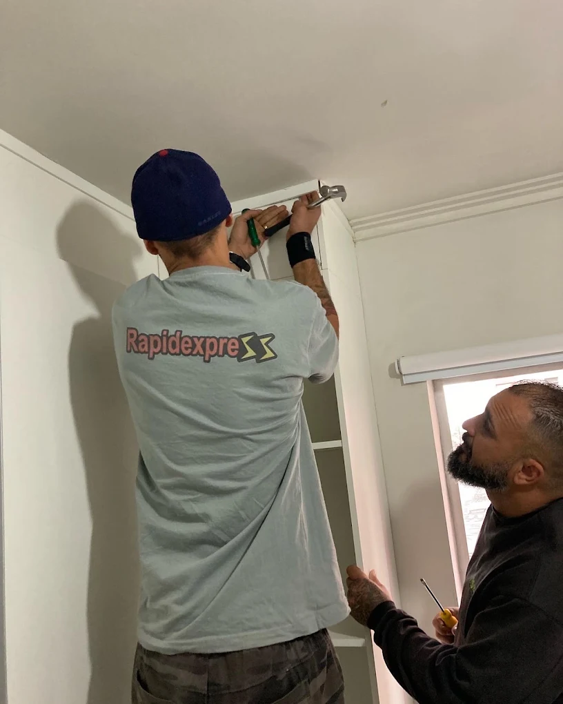 Equipe Rapid Express trabalhando na montagem de um móvel